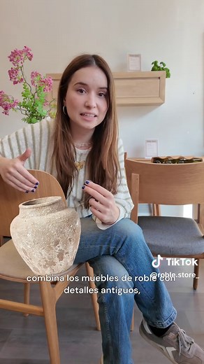 ¿No sabes cómo empezar a amueblar tu hogar? Esta parte 2 de muebles de roble.store según tu estilo será tu guía. ✨ Natural, con inspiración orgánica, o clásico con un punto vintage: la madera maciza de roble aporta siempre calidez, equilibrio y personalidad. 🪵 Cuéntanos en comentarios cuál es tu estética favorita y síguenos para más consejos. #TiendaRoble #mueblesderoble #diseñoencasa #mueblesdecalidad #cuidadodemuebles #mueblesconentrega