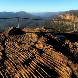 FEATURED WALK for the whole family. Gordon Falls Lookout to Tarpeian Rock Lookout, Leura. Park your car in the Gordon Falls carpark and walk down to Gordon Falls Lookout. Walk back up the track until you are near the top where you'll see a track on your left, take that. Follow that track all the way and you get to Elysian Rock Lookouts. From there you can drop up to the Leuralla NSW Toy and Railway Museum. Then back to the track and walk on to Olympian Rock Lookout and then onto Tarpeian Rock Lo