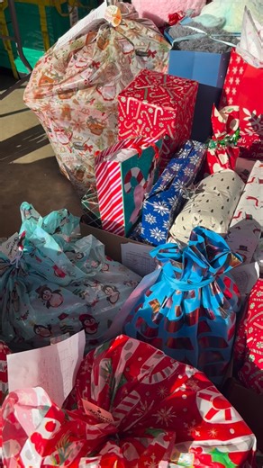 Tommy Norman on Instagram: "Santa’s helper’s hard at it! Alyssa’s Magical Christmas! 🎄"