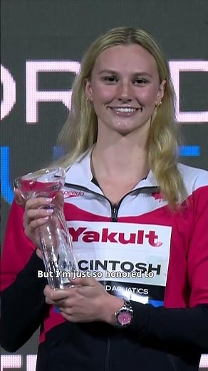 Summer McIntosh reacts to being named World Aquatics female swimmer of the year