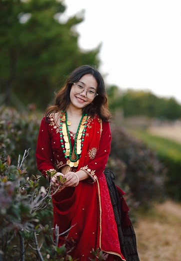 I met this stunning Nepali girl in a graceful cultural dress, radiating innocence and charm. Her elegance, her smile, and the way tradition meets beauty-simply mesmerizing!❤️🎥🇳🇵#ranjitxetri📸 #nepaligirls🇳🇵 #streetphotography #videography #southkorea #fyp #smile #nepalitiktok🇳🇵 #nepaliphotographer #trending #pureelegance #culturalgrace #innocentbeauty #creatorsearchinsights @亗 R A S M I @Ranjit🌙