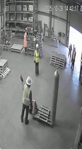 🏗️ ACETYLENE TANK FALLS AND VALVE BREAKS **#WeldingSafety #CompressedGas #NearMiss #ConstructionSafety #AcetyleneTank #WorkerSafety #OSHA #GasCylinder #ConstructionFail #PressureHazard #SafetyFirst #WeldingEquipment #Paysthon #lagardavit #communitybuilding #socialmedia #selfimprovement #personaldevelopment #smallbusinessowner #leadership #entrepreneur #localbusiness | Lion's Eye