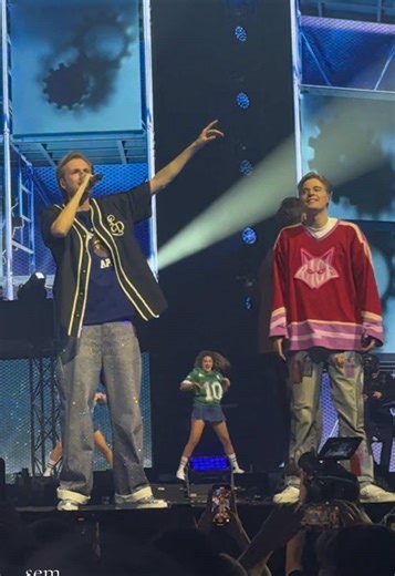 Bizar veel zin in dit weekend 🤝🏼🛋️ #bankzitters #ziggodome #tijdmachine #bank #goldencircle