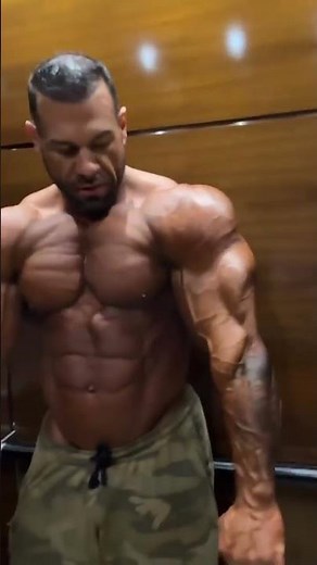 Muscle bull Steve Kuclo showing off massive upper body in the elevator
