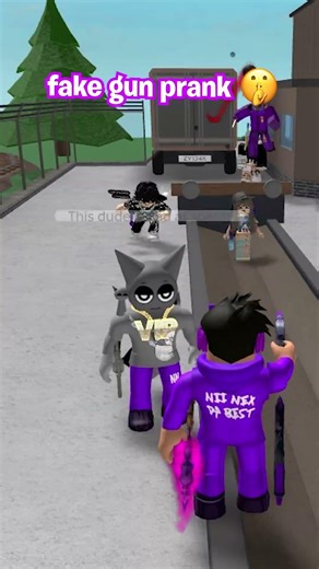 fake gun prank in Roblox 🤣