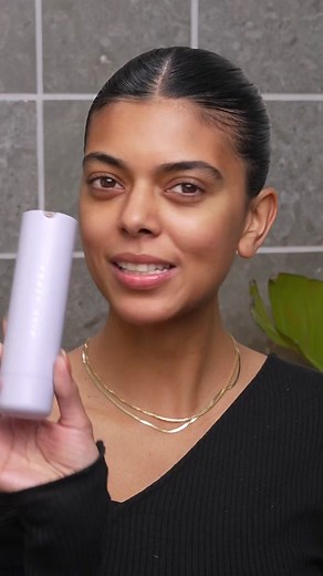 #HydraVizor Huez hydrates, boosts skin elasticity, visibly fades dark spots, AND protects with mineral SPF in 10 flexible shades ☝🏿☝🏽☝🏻 @Catchmeeksifyoucan wears shade 5 🤎 #FentyPartner ​ Our new skin-quenching tinted moisturizer plumps skin with lightweight, daily hydration and leaves skin with a natural, glowy finish ✨ ​ Coming exclusively to the @sephora app on 5.22 and in-stores globally on 5.24 🗓​