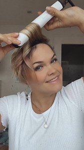 24K views · 706 reactions | Flat iron waves on short hair - 2 techniques one styler If you want to know what I used write WAVES in the comments ♥️ and I’ll send you the links #pixiecut #meucabelocurto #cabelocurto #kurzhaarfrisur | Salirasa | Facebook