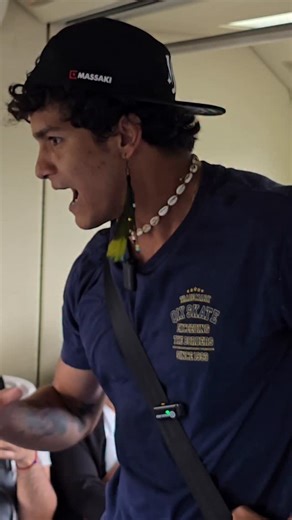 Victor Massaki on Instagram: "Achou o varão 🤣#rimas #freestyle #rap #hiphop #rapnacional #brasil #metro #vagao #trem"