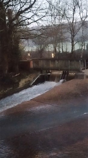 Flow Dynamics : How water passes down a weir #water