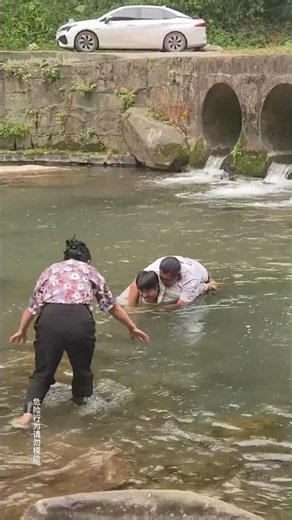 A thrilling scene by the river, urgent rescue needed!#RoadRescue #Kindness #Inspiration #Rescue