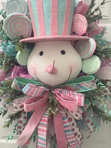 10K views · 189 reactions | Did you catch this wreath making tutorial in Design School? If not, you’re missing out on 2,500+ tutorials waiting inside the Creative Vault. Comment design school and we'll send you all of the information! | DecoExchange | Facebook