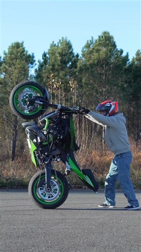 3.3K views · 45 reactions | Trick old school ! Petite figure statique à l’ancienne ✌ @jokeriders.fr | @avdb.moto | @xenumfrance #tricks #oldschool #ride #stunt #motorcycle #wheeling | Nicolas Le Dilly | Facebook