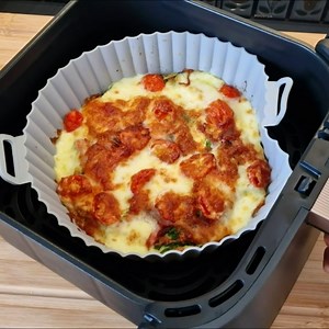 Easy Air Fryer Breakfast! So Tasty and Simple!🥰 Ingredients:😍 3 eggs A handful of spinach Ham slices or cubes Cherry tomatoes Small mozzarella balls Grated mozzarella cheese Salt, pepper, and spices to taste A little oil for greasing the dish | Hearty and Delicious