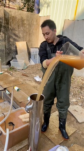 A friend from abroad requested to test the filtration effect of our muddy water on the spot. The clear water that came out was astonishing! This is our outdoor filter; the PVDF membrane can be repeatedly washed and reused. #WaterPurifierManufacturer #OutdoorFilter #PVDFMembrane | Smile CN