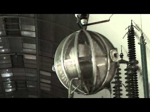 Weather expert Indra tests the Faraday cage at the Deutsches Museum