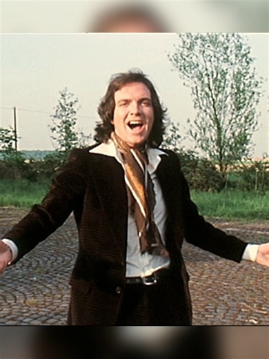 Camilo Sesto interpretando 'Ayudadme' en Alemania