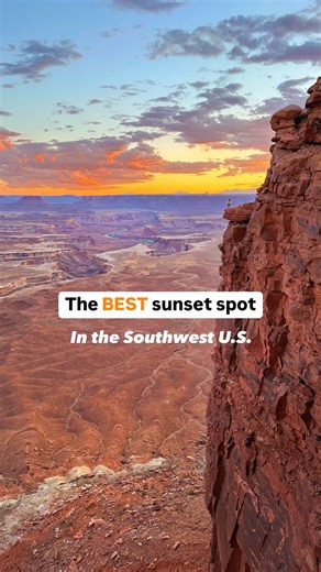 A sunset spot that will blow your mind… Send this to someone that you’d love to experience a sunset here with ➡️ This is the Green River Overlook inside of Canyonlands National Park📍 Canyonlands is easily one of the most underrated parks in the U.S. With Arches National Park being just a short distance away this one often gets overlooked 🏜️ Even if you only have a short amount of time… viewpoints like this make it sooooo worth stopping by 😍 Our suggestion is to make it here to watch the sunse
