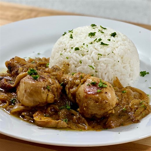 651K views · 4.4K reactions | POULET AUX OIGNONS À LA POÊLE (Poulet Yassa) Un délice du Sénégal ! Ingrédients : 1kg de pilons de poulet 2 gros oignons (750g) 6 gousses d’ail Le jus d’un citron 1 cube de bouillon de poulet 1 bouquet Persil 1 c.à.c de sucre 3 c.à.s de moutarde 2 feuilles de laurier Sel,poivre, gingembre 200ml d’eau | Deli Cuisine | Facebook