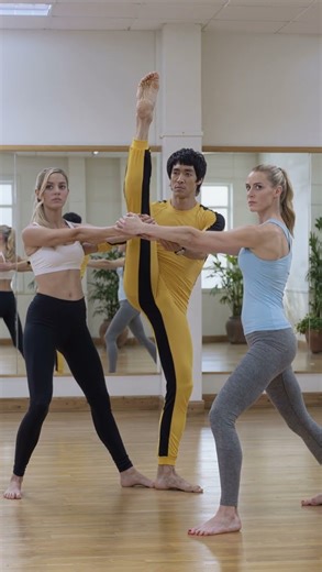 Bruce Lee shows flexibility #martialarts #kungfu