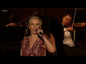 Annie Lennox "Sweet Dreams" (Are Made of This)