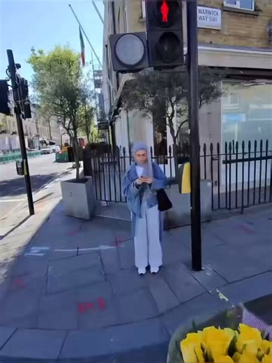 Imagine ta femme rentre chez toi avec des fleurs d’un inconnue dans la rue et ce sale shlag il offre que à des sœurs en mode les akhy barbue ne mérite pas de cadeaux ???