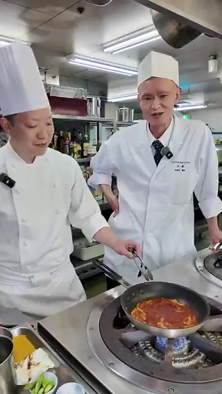 ＼ホルモントマトパスタ作り方／（材料）ホルモン 100gキャベツ　 100g玉葱　 30gトマトソース　100g水 500ccパスタ 100gオリーブオイル10gニンニク　　　1ｶｹ鷹の爪　　　　1本アスパラ　　　1本チキンコンソメ3gマヨネーズ　　5gパルメザン　　5g塩　　　　　　適量胡椒　　　　　適量（作り方）材料を切るニンニクみじん切りにし玉葱はスライスキャベツは1cm幅の線切りにする。アスパラは軸の部分の皮を剥き斜めにカットしておくフライパンを熱しホルモンに塩、コショウをして焼くホルモンに火が通ったら、一旦取り出しフライパンの油を拭き取る同じフライパンにオリーブオイル、ニンニク、鷹の爪を入れ弱火にかけじっくり加熱する。玉葱を炒めトマトソースを入れ煮詰め水を加え沸かし中火にしパスタを入れ茹でる（撮影時はパスタの表記の茹で時間より2分長めに茹でてます）。1分前にアスパラ、キャベツ、ホルモンを加えチキンコンソメ、塩、胡椒、マヨネーズ、パルメザンで味を整え出来上がり。