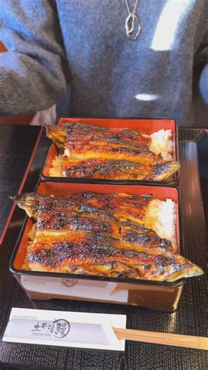 はらぺこグルメ日記(ぺこグルメ) on Instagram: "鰻を一匹丸ごと使った鰻重が最高！ 店名：土井活鰻 最寄り駅：伏見稲荷駅（京都） 炭火でじっくり焼き上げた外はパリッと中はふわふわの極上うな重！ 毎朝店内で捌く新鮮な肉厚の鰻を秘伝の継ぎ足しダレで丁寧に焼き上げる。 甘すぎないタレが鰻の旨味を引き立て、一匹丸ごと使った「極上一匹重」が人気。 伏見稲荷・金閣寺・祇園八坂の各店舗で味わえます！ 極上一匹重は5600円でした！ 住所：京都府京都市伏見区深草鈴塚町2-2 豊和マンション 1F 最寄り駅：伏見稲荷駅から徒歩4分 営業時間：11時から15時、17時から20時半 定休日：不定休 a whole eel grilled to perfection – the ultimate unajū restaurant: kyoto doi katsu unagi nearest station: fushimi inari station (kyoto) enjoy an exquisite unajū with crispy skin on the outside and fluf