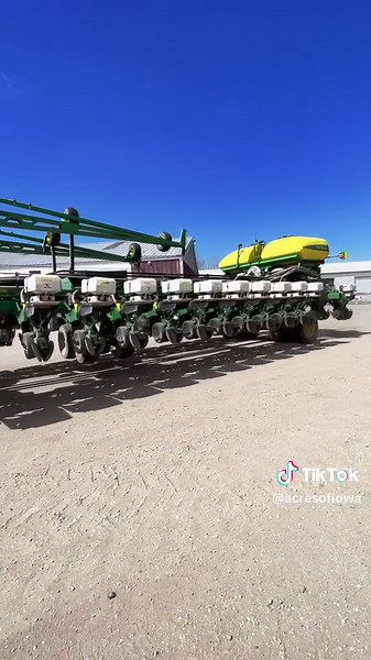 Them Iowa skies #Fendt #db80 #johndeere #iowa #acresofiowa
