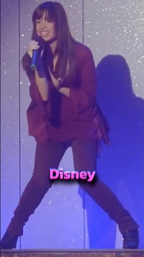 Demi Lovato Brings Back ICONIC Disney Knees at Disneyworld 😂