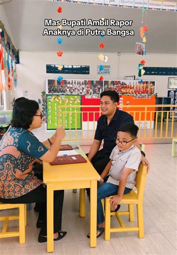 Mas Bupati @Hamenang Wajar Ismoyo mengambil rapor anaknya dalam gerakan ayah ambil rapor di sekolah. Peran ayah juga penting sebagai pendamping figur Ibu di keluarga. Josjis Mas Bup! #hamenang #bupatiklaten #klaten #ayahhebat #ayah