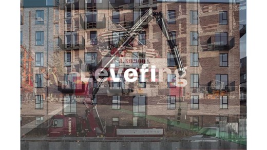 A. Sømod A/S tilbyder en alt-i-en-løsning – nemlig de tre L’er: Lagerhotel, Levering og Løft Hos a-soemod.dk gør vi det nemt at holde styr på jeres gods. Vi tilbyder lager, transport og tunge løft i én samlet løsning, så du får én fast samarbejdspartner, der tager ansvar hele vejen. Lagerhotel 🏬 – sikker og fleksibel opbevaring af gods, maskiner og materialer, tilpasset dine behov. Levering 🚚 – effektiv og pålidelig distribution på hele Sjælland. Løft 🏗️ – professionel håndtering af tunge og 