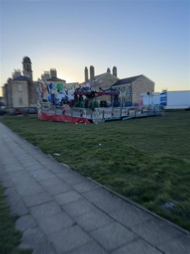 Pull on and build up at Hartlepool half term fair in full swing. Still more to pull on. Rides on site are: Turbo jet Project x Dodgems Frogs Waltzers Ghost train Runaway train Twister Air Maxx #funfair #rides #fyp #funfairsuk #thrillride