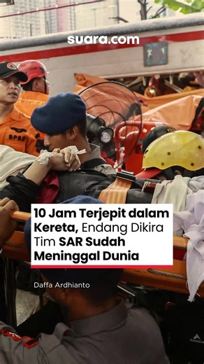 Maut seolah sudah berdiri tepat di depan mata Endang Kuswati saat kecelakaan hebat antara KRL dan KA Argo Bromo menghantam lintas Stasiun Bekasi Timur. Di tengah puing kereta yang ringsek, Endang sempat terjebak dalam kondisi kritis hingga nyaris kehilangan harapan, bahkan petugas SAR sempat mengira ia telah tiada. Kisah dramatis ini diceritakan kembali oleh sang suami, Budi Harmanto, saat mendampingi Endang di RSUD Kota Bekasi. #kecelakaanKRL #KRL #bekasitimur #stasiunbekasitimur
