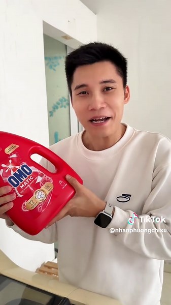 Nhà lúc nào cũng phải sạch thơm nè, nhất là ổng! Chứ mà bốc mùi là tôi cho ra sofa ngủ liền, không đùa đâu 🤣 #OMO #2XSachSauThomLau #HopTacCungUnilever