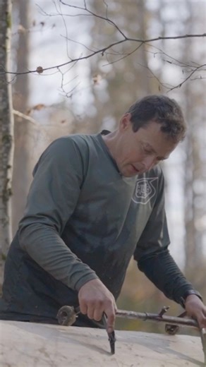 JuraFlore Fort des Rousses on Instagram: "On vous emmène découvrir le métier de sanglier 🐗 … L’artisan du bois indispensable à la fabrication du Mont d’Or ! 🪵 Derrière chaque Mont d’Or JuraFlore se cache un savoir-faire rare et précieux : celui des sangliers, ces artisans qui travaillent l’épicéa pour fabriquer les fameuses sangles en bois qui entourent nos fromages 🧀 💡 Nos sangles proviennent des montagnes du Jura et sont façonnées à la main dans le respect des traditions. Elles sont posées