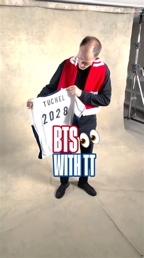 A special delivery for Thomas Tuchel! 👕 👀 | England football team