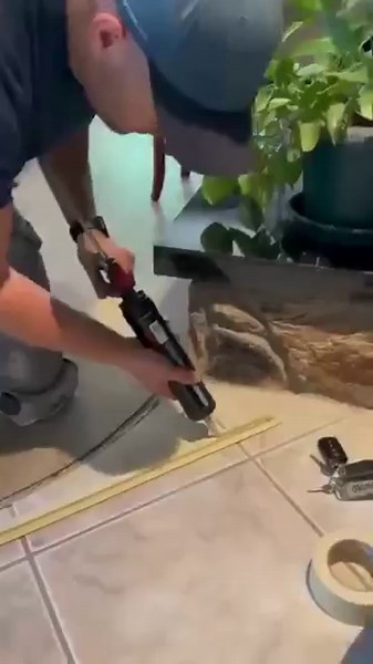 Loctite® PL® Premium | @deluxeflooring_ Transition Strip Install