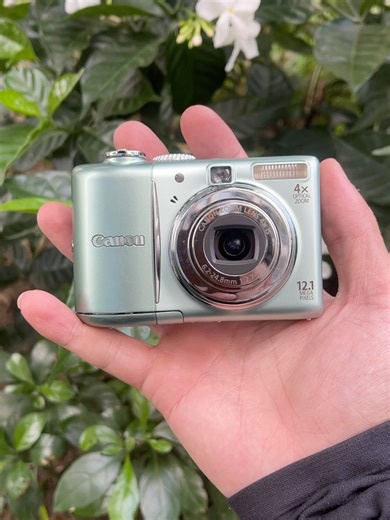 Tiệm máy ảnh giá bèo nhất IG on Instagram: "☆ Canon Powershot A1100 IS ☆ (máy mint siêu xinh) Mã Canon retro khá hiếm, màu ảnh sắc nét, màu tươi tắn dịu dàng, chụp flash sáng da, chụp dưới nắng nhìn thơ thơ quá đẹp. Em này ảnh chụp ra để ý kỹ sẽ thấy có vệt mờ nhỏ, ai hoan hỉ dễ tánh thì cứ vô tư lụm ẻm thoi nè ✨ Giá: 2200k 📸 Thông số kỹ thuật Cảm biến CCD 12.1 MP hiệu dụng Zoom quang 4x Chống rung quang học (OIS) – giảm nhòe do rung tay. DIGIC 4 – xử lý ảnh nhanh, giảm nhiễu tốt. ISO: A