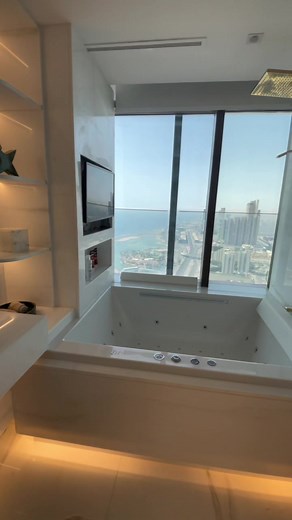 تصميم حمام فاخر مع جاكوزي وتلفزيون مقاوم للماء