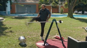 Recordem os melhores momentos do Taskmaster, o programa onde Inês Aires Pereira, Jessica Athayde, Gilmário Vemba, Toy e um convidado especial são desafiados por Vasco Palmeirim e o seu braço direito, Nuno Markl, para superar uma série de provas divertidas com uma pequena dose de loucura. Este sábado às 21h na RTP1. | RTP1