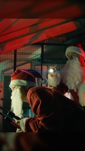 Netflix Japan | ネットフリックス on Instagram: "男女のサンタコンビ、金品強奪計画遂行中🤶🎅 盗みたいのは暗証番号？それとも… #クリスマスイブには強盗を #JingleBellHeist #映画 #film #ネトフリ #ネットフリックス #netflix"