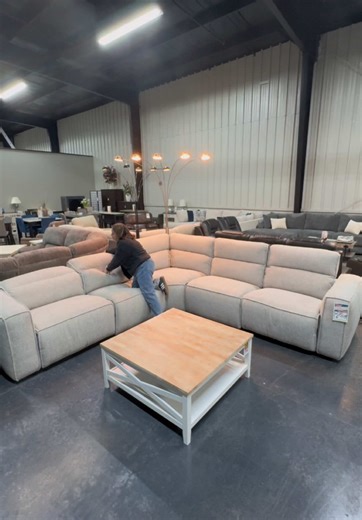 Relax in style with the “Sienna” Power Modular Reclining Sectional! ✨ Enjoy ultimate comfort with power reclining seats, adjustable headrests, and oversized modular seating. Plus, stay connected with built-in USB A & C charging ports. Perfect for modern living! #MirageModernFurnishings #SiennaSectional #PowerReclining #ModernLiving #HomeComfort