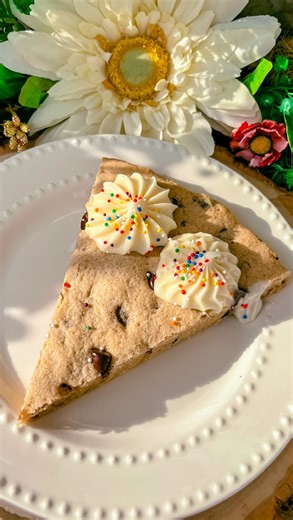 Comment CAKE or RECIPE for the full recipe🫶🏻 Homemade cookie cake!🍪🍫 (gluten-free & dairy-free) bc who can say no to a soft cookie cake?!😍 I promise you will love this💃🏼 [ cookie, cookies, cookie cake, cake, cakes, gluten-free, gluten-free cookies, gluten-free baking, dairy-free, homemade cookies, healthy cookies, homemade baking, homemade bakery, gluten-free bakery, healthy baking, homemade cake, cake decorating, Valentine’s Day, Valentine’s Day recipes, healthy recipes, healthy desserts