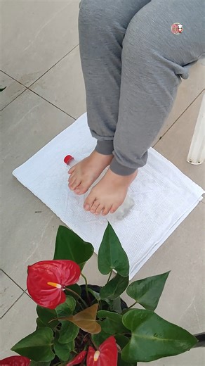 Coloquei uma garrafa de gelo nos pés e isso aconteceu! | Kah em Casa