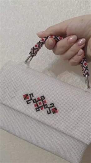101K views · 2.7K reactions | This is the definition of patience in beading!  How long can it take you to bead this bag? What beading technique is she using to weave the bag? @ Mane accessories #lovebeads #beadedbag #handmadebags #BeadingTutorials #beading #beadswork #beadbag #beadbagstyle #beadedbags #beads #beadedjewellery | Love Beads | Facebook