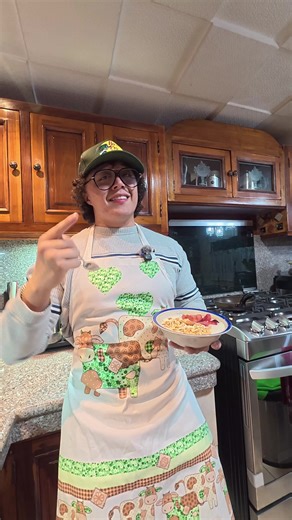 Una receta simple que te da saciedad, proteína de calidad y buenos carbohidratos para empezar el día con energía. Ingredientes: • 120 g de yogur griego • 1 scoop de proteína • 25 g de granola • 80 g de frutos rojos • 5 ml de miel Preparación: \t1.\tMezcla el yogur griego con el scoop de proteína. \t2.\tEn un sartén caliente agrega un chorrito de agua, los frutos rojos y la miel. \t3.\tCocina 2–3 minutos hasta que se forme una especie de compota. \t4.\tAgrégalo al yogur. \t5.\tTermina con la gran