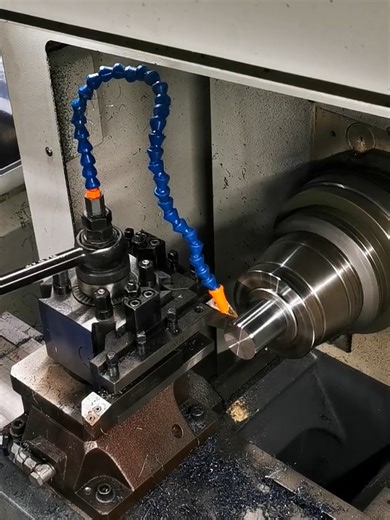 Drehen und Fräsen auf Kundenwunsch. Wir stellen Prototypen, Kleinserien und Einzelanfertigungen her. Parallel dazu entstehen auf unseren CNC Maschinen auch unsere eigenen Produkte (Leichtes Fallgewichtsgerät, Asphalttester, Druckfiltrationsgerät uvm.). #cncfräsen #cncdrehen #zerspanungsmechaniker #lohnfertigung #zerspanung #fallgewichtsgerät
