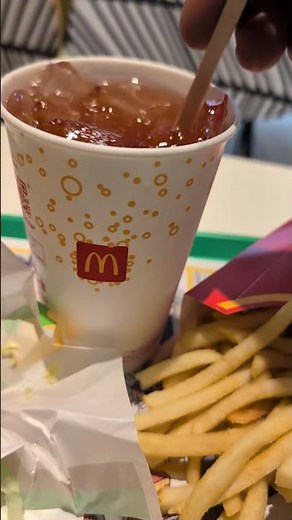 プチ情報🪶🐥マクドナルド流れるBGM「たらったったったー」って思ったら「ばだっばっばっばー」らしい!🍟サイズ増しまし↗↗Ｌサイズ🍹レモンティー &マックチキン#マクドナルド #フライドポテト