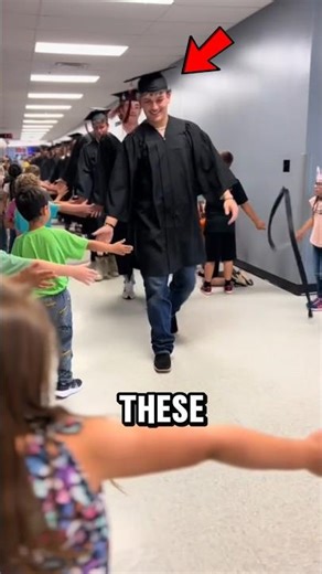 “High School Senior Saw Her Little Sister… And Couldn’t Hold Back Tears ❤️” #shorts #fyp #graduation