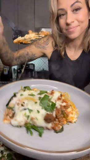 Brooke Brown on Instagram: "Stuffed shells with meat sauce #stuffedshells #cheese #recipe #easyrecipes #food #cookwithbrooke Recipe: 1-1/2 lbs ground beef 1 tbsp garlic 25 oz pasta sauce 1 box large shells 1 1/2 cups mozzarella for top of shells Cheese filling 15 oz ricotta 2 cups mozzarella shredded 1/2 cup grated Parmesan 3 tbsp cream cheese 1 egg Spread half the jar of sauce on the bottom of the dish Cook shells about 5 min and drain. Fill shells with cheese filling. Sauté ground beef and gar